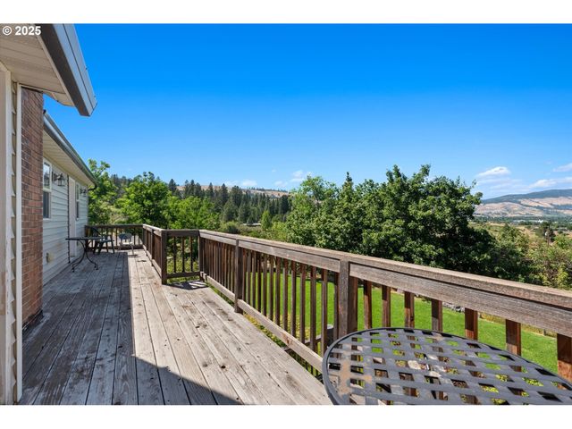 62111 LAKEVIEW Ln, La Grande, OR 97850