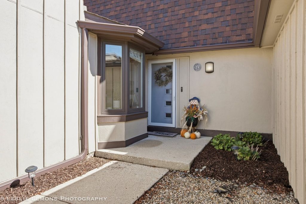19 Westwood Drive, Indian Head Park, IL 60525 — photo 2
