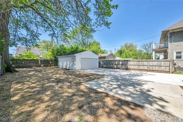 2172 West Boulevard, Cleveland, OH 44102