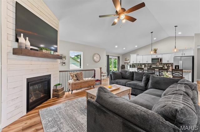 31 Ellington Drive, Troy, IL 62294