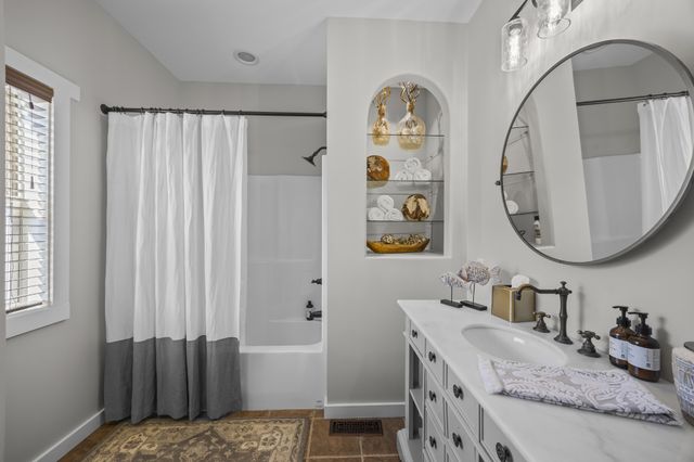 744 Miracle Rd, Decaturville, TN 38329