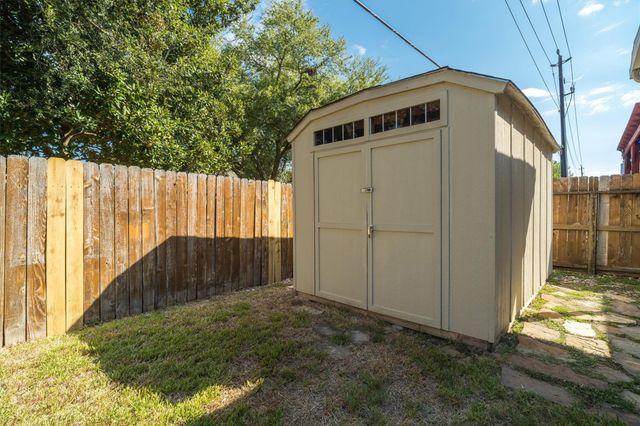 1107 Elmgrove Park Lane, Seabrook, TX 77586