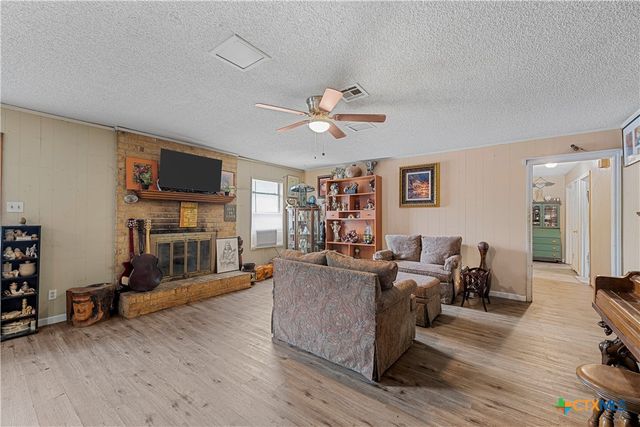 812 W Warren Street, Hewitt, TX 76643
