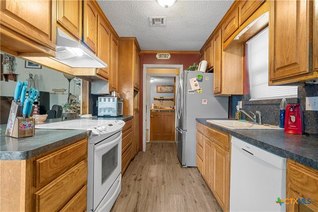812 W Warren Street, Hewitt, TX 76643