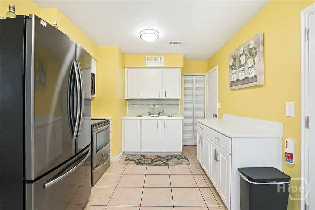 Image 5 of property listing at 123 Wassaw Road, Savannah, GA 31410