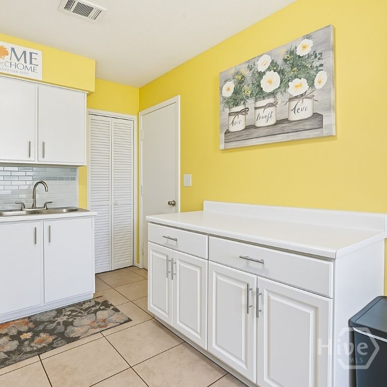 Image 6 of property listing at 123 Wassaw Road, Savannah, GA 31410