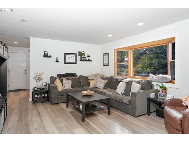 1780 Clover Ridge Rd Ne, Albany, OR 97321