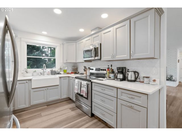 1780 Clover Ridge Rd Ne, Albany, OR 97321