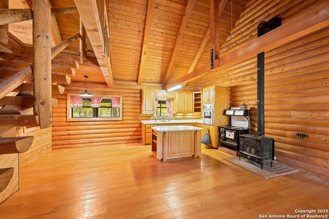 463 woodland, Fredericksburg, TX 78624