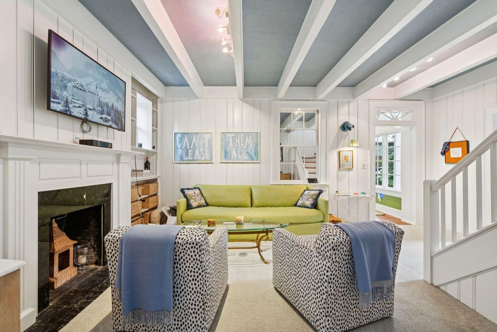 Image 10 of property listing at 12 A Bedons Alley, Charleston, SC 29401