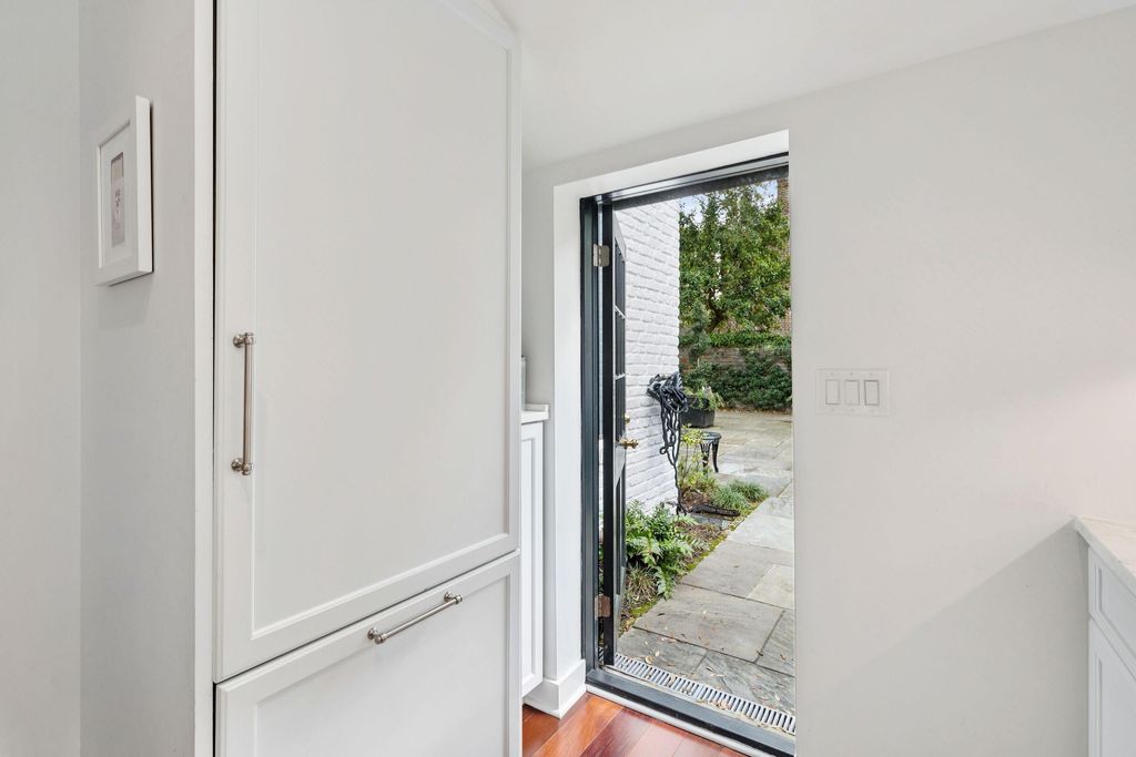 Image 20 of property listing at 12 A Bedons Alley, Charleston, SC 29401