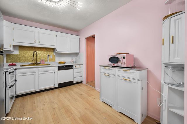 3030 Breckenridge Ln 133, Louisville, KY 40220