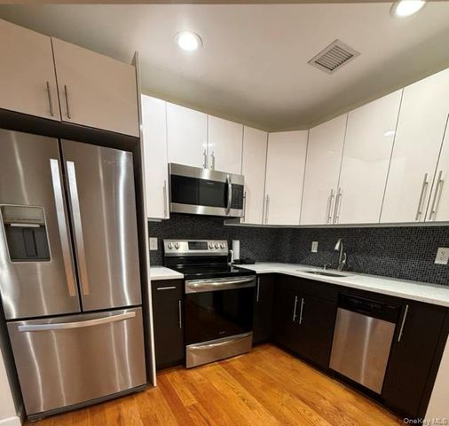 31-10 28th Road 3D, Astoria, NY 11102
