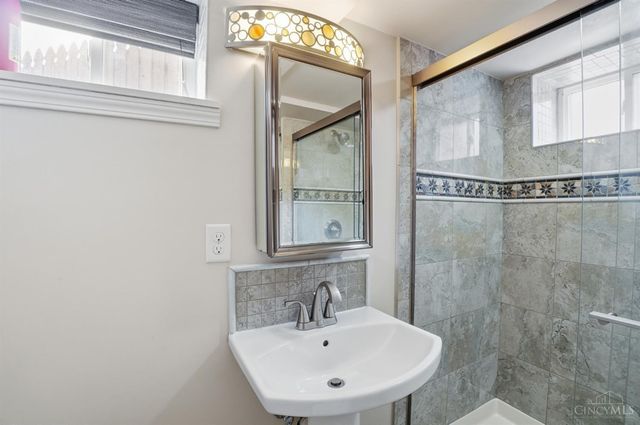 1253 Herschel Avenue, Cincinnati, OH 45208