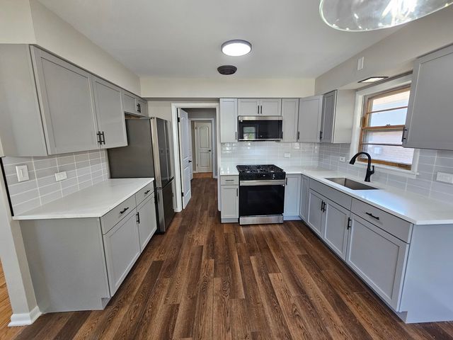 9207 S PAXTON Avenue, Chicago, IL 60617