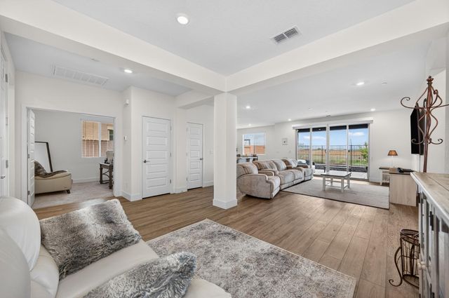 12913 Knightsbrook Ave, Rancho Cordova, CA 95742