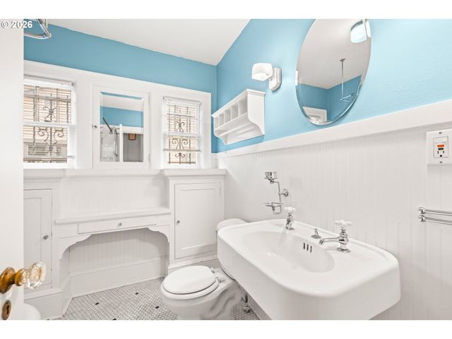 3704 N MASSACHUSETTS Ave, Portland, OR 97227