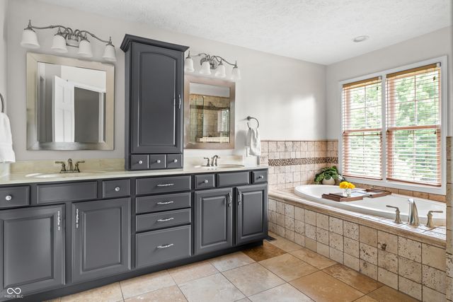 8753 Lily Court, Zionsville, IN 46077