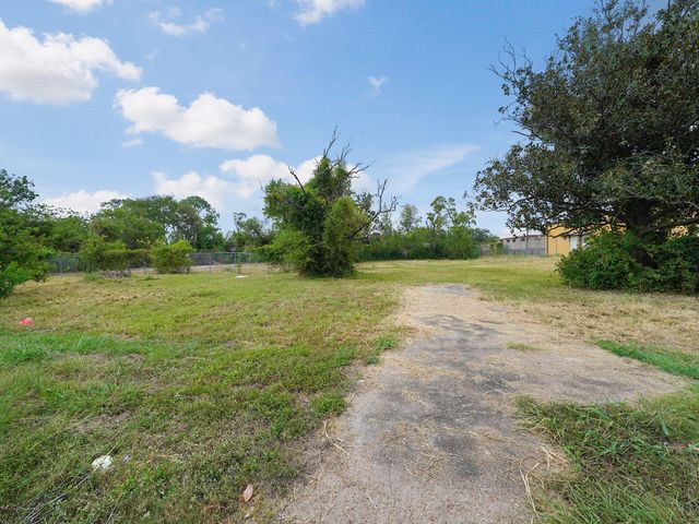 2810 Preston Ave Drive, Pasadena, TX 77502