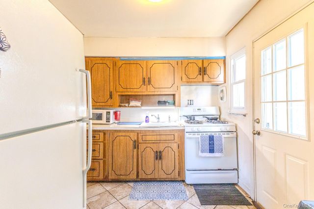 4 Fairfax Street, Valley Stream, NY 11580