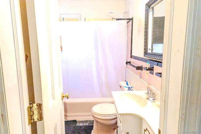 4 Fairfax Street, Valley Stream, NY 11580