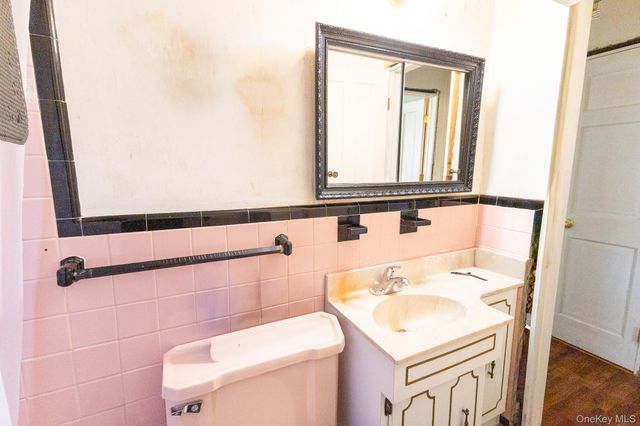 4 Fairfax Street, Valley Stream, NY 11580