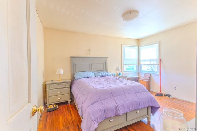 4 Fairfax Street, Valley Stream, NY 11580