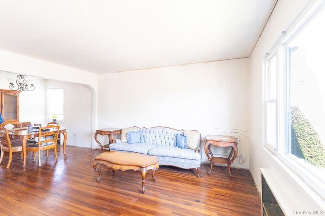 4 Fairfax Street, Valley Stream, NY 11580