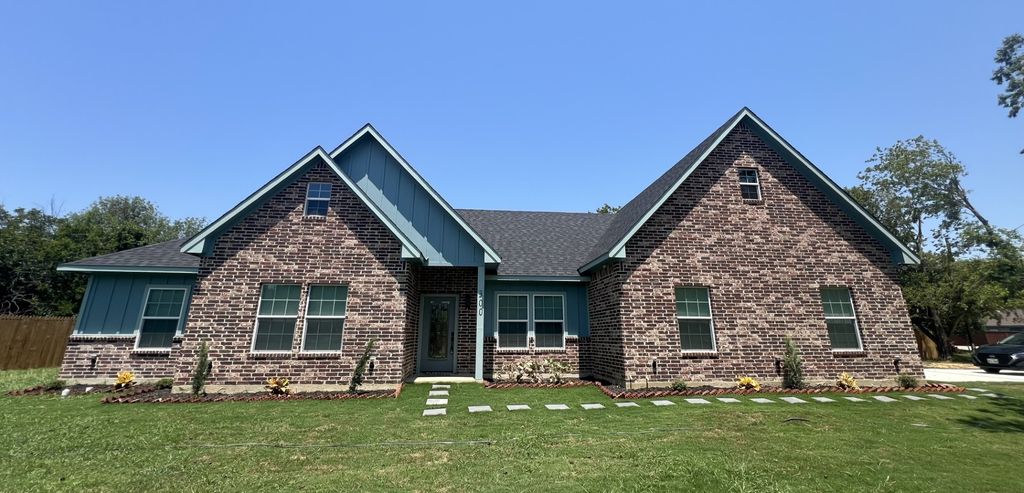 300 Austin Street, Alvarado, TX 76009