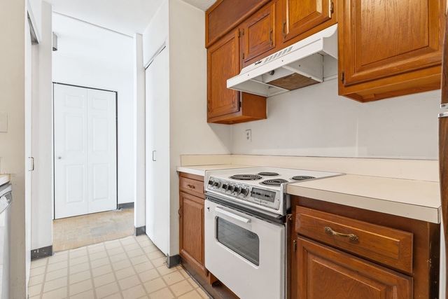 566 Commonwealth 1207, Boston, MA 02215