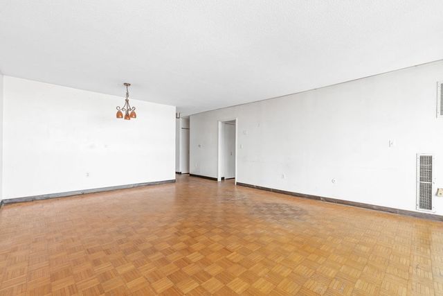 566 Commonwealth 1207, Boston, MA 02215