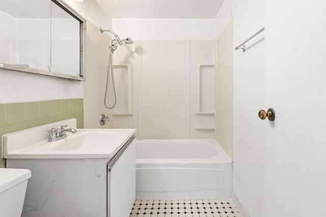 566 Commonwealth 1207, Boston, MA 02215