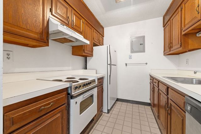 566 Commonwealth 1207, Boston, MA 02215