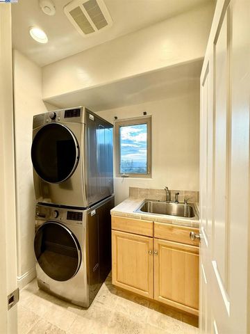 4400 Saint Andrews Rd, Oakland, CA 94605