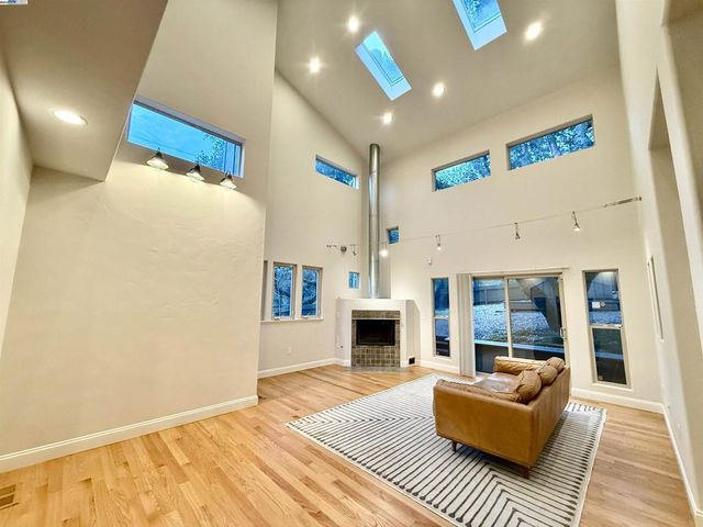 4400 Saint Andrews Rd, Oakland, CA 94605