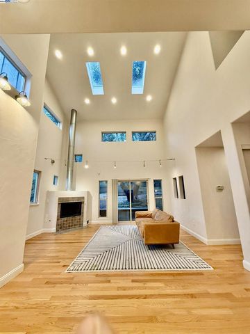 4400 Saint Andrews Rd, Oakland, CA 94605