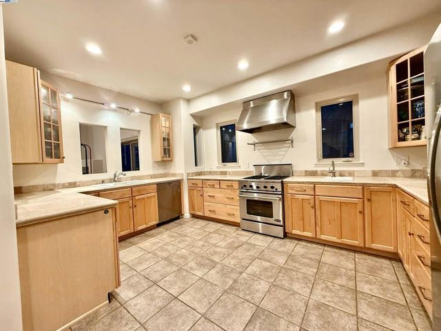 4400 Saint Andrews Rd, Oakland, CA 94605