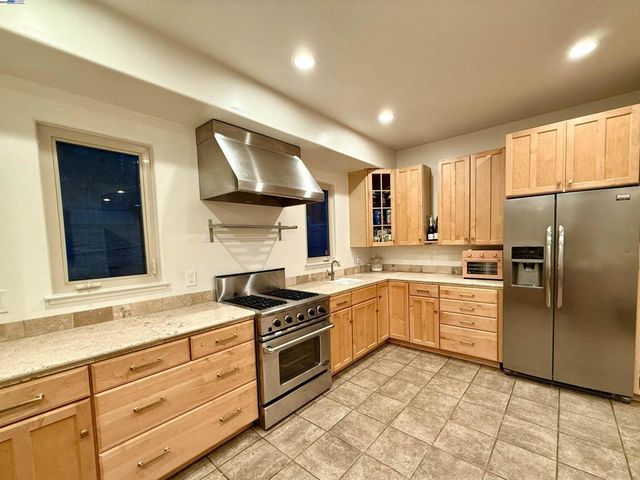 4400 Saint Andrews Rd, Oakland, CA 94605