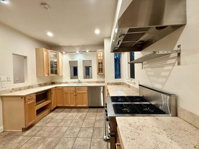 4400 Saint Andrews Rd, Oakland, CA 94605