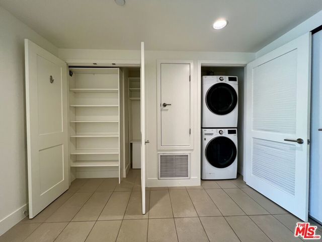 11715 W BELLAGIO Road 204, Los Angeles, CA 90049