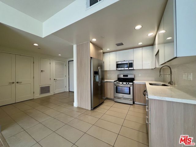 11715 W BELLAGIO Road 204, Los Angeles, CA 90049