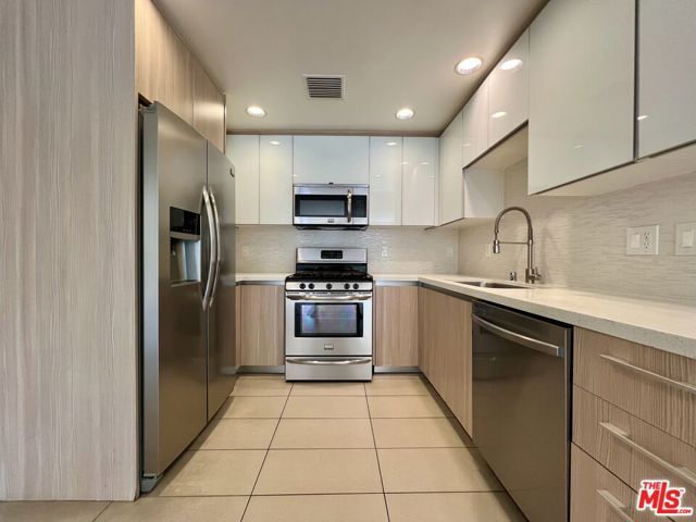 11715 W BELLAGIO Road 204, Los Angeles, CA 90049