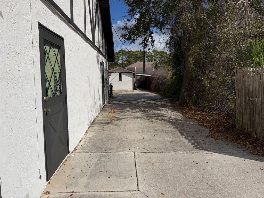 Image 2 of property listing at 1500 CREST DRIVE, Englewood, FL 34223