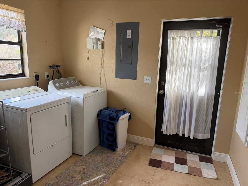 Image 25 of property listing at 1500 CREST DRIVE, Englewood, FL 34223