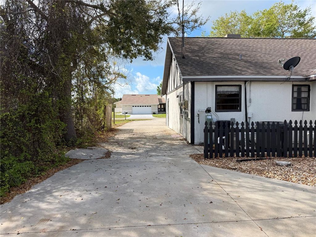 Image 4 of property listing at 1500 CREST DRIVE, Englewood, FL 34223