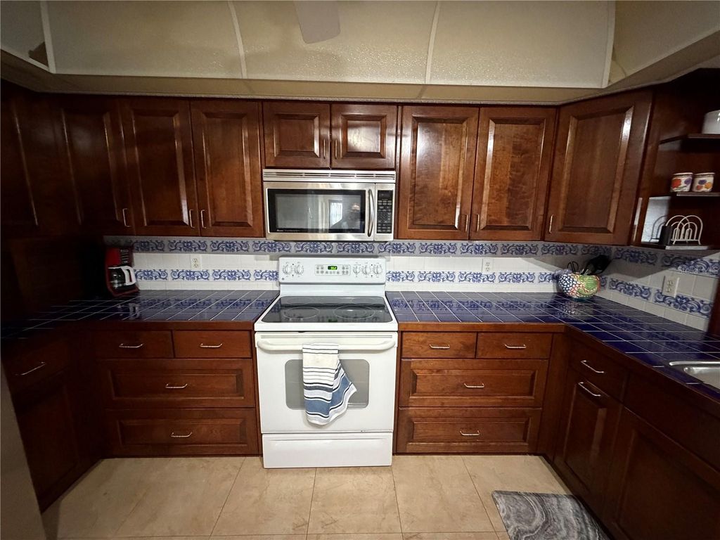 Image 7 of property listing at 1500 CREST DRIVE, Englewood, FL 34223