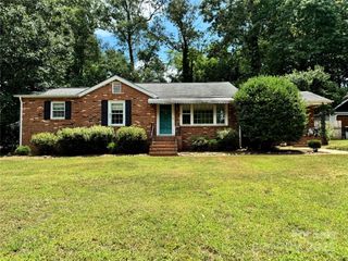 402 N Hawthorne Street, Mount Holly, NC 28120