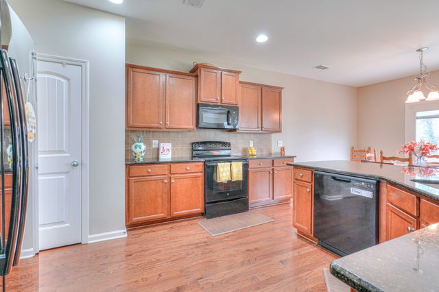 5028 General Eisenhower Dr, Murfreesboro, TN 37129