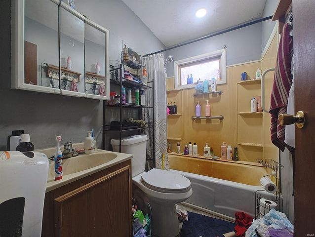 11240 E Division Road, Knox, IN 46534