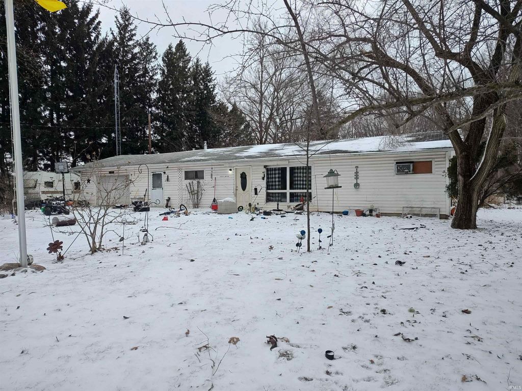 11240 E Division Road, Knox, IN 46534